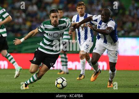 Lisbonne, Portugal. 06Th oct, 2017. sporting"s defender sebastian coates en provenance de l'Uruguay (l) et le milieu de terrain portoõs fc danilo pereira du Portugal (r) au cours de Premier League 2017/18 correspondance entre sporting cp et le FC Porto, au stade Alvalade à Lisbonne le 1 octobre 2017. (Photo par Bruno barros / dpi) crédit : Bruno barros/Alamy live news Banque D'Images