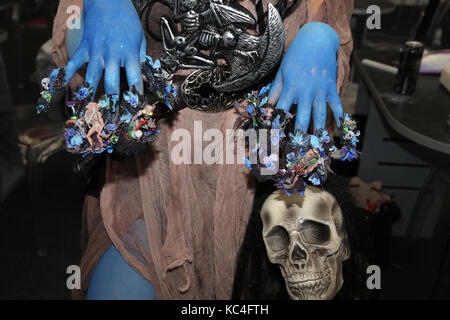 Londres, Royaume-Uni. 2Nd oct, 2017. Le finaliste du concours nailypia avec leur travail fini, clous et a attiré des foules immenses costumé pour voir et prendre des instantanés sur leurs téléphones pour l'œuvre d'art vraiment cette année nailympia créations à la concurrence à l'Olympia de beauté show. crédit : Paul quezada-neiman/Alamy live news Banque D'Images