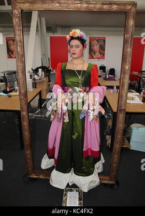 Londres, Royaume-Uni. 2Nd oct, 2017. Le finaliste du concours nailypia avec leur travail fini, clous et a attiré des foules immenses costumé pour voir et prendre des instantanés sur leurs téléphones pour l'œuvre d'art vraiment cette année nailympia créations à la concurrence à l'Olympia de beauté show. crédit : Paul quezada-neiman/Alamy live news Banque D'Images