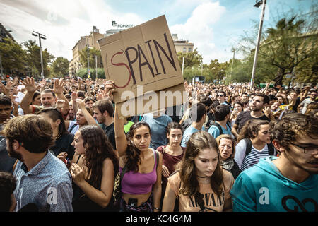 Barcelone, Espagne. 2Nd oct, 2017 militants catalan. rassembler contre les violences policières lors de la référendum au 1er octobre. Le gouvernement central de l'Espagne refuse qu'il y a eu un référendum et n'accepte pas le résultat que la loi du référendum catalan avait été suspendu par la Cour constitutionnelle de l'Espagne crédit : Matthias rickenbach/Alamy live news Banque D'Images