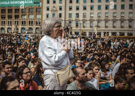 Barcelone, Espagne. 2Nd oct, 2017 militants catalan. se rassemblent à Barcelone, le Catalonia square après une marche silencieuse contre les violences policières lors de la référendum au 1er octobre. Le gouvernement central de l'Espagne refuse qu'il y a eu un référendum et n'accepte pas le résultat que la loi du référendum catalan avait été suspendu par la Cour constitutionnelle de l'Espagne crédit : Matthias rickenbach/Alamy live news Banque D'Images