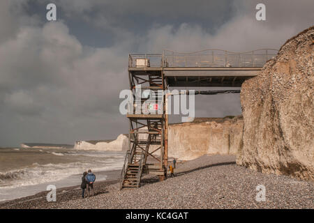 Birling Gap, Eastbourne, East Sussex, Royaume-Uni. 2 octobre 2017. Le travail commence aujourd'hui pour déplacer l'accès à la plage pas à l'arrière et fournir un mouillage plus sûr. Une érosion importante a fait avancer ce travail plusieurs années. Les travaux devraient être terminés d'ici la fin novembre avant les pires tempêtes hivernales. L'accès à la plage ne sera pas possible pendant les travaux essentiels effectués par Thorne civil Engineers . Banque D'Images