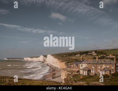 Birling Gap, Eastbourne, East Sussex, Royaume-Uni. 2 octobre 2017. Le travail commence aujourd'hui pour déplacer l'accès à la plage pas à l'arrière et fournir un mouillage plus sûr. Une érosion importante a fait avancer ce travail plusieurs années. Les travaux devraient être terminés d'ici la fin novembre avant les pires tempêtes hivernales. L'accès à la plage ne sera pas possible pendant les travaux essentiels effectués par Thorne civil Engineers . Banque D'Images