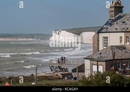 Birling Gap, Eastbourne, East Sussex, Royaume-Uni. 2 octobre 2017. Le travail commence aujourd'hui pour déplacer l'accès à la plage pas à l'arrière et fournir un mouillage plus sûr. Une érosion importante a fait avancer ce travail plusieurs années. Les travaux devraient être terminés d'ici la fin novembre avant les pires tempêtes hivernales. L'accès à la plage ne sera pas possible pendant les travaux essentiels. Banque D'Images