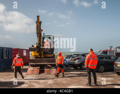 Birling Gap, Eastbourne, East Sussex, Royaume-Uni. 2 octobre 2017. Le travail commence aujourd'hui pour déplacer l'accès à la plage pas à l'arrière et fournir un mouillage plus sûr. Une érosion importante a fait avancer ce travail plusieurs années. Les travaux devraient être terminés d'ici la fin novembre avant les pires tempêtes hivernales. L'accès à la plage ne sera pas possible pendant les travaux essentiels effectués par Thorne civil Engineers . Banque D'Images