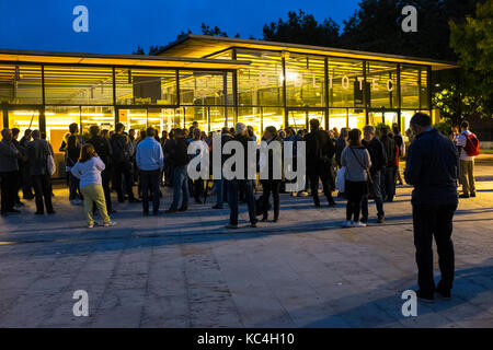 Barcelone, Espagne. 1 octobre, 2017. Les Catalans attendant de voter à la Bibliothèque Centrale Gabriel Ferrater, Sant Cugat del Valles, juste en dehors de Barcelone, Catalogne, afin qu'ils puissent voter dans le référendum sur l'indépendance. Les gens avaient passer la nuit garde les bureaux de vote afin qu'ils n'ont pas été saisies par la police. Credit : deadlyphoto.com/Alamy Live News Banque D'Images