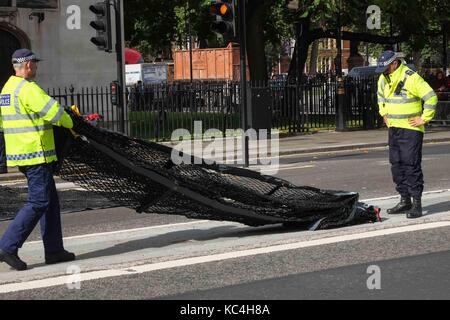 Londres, Royaume-Uni. 2Nd Oct, 2017.Xnet est posé le long de la route entre l'abbaye et le Palais de Westminster. Xnet est un non- système d'arrêt des véhicules mortels qui peuvent être déployés en quelques secondes pour arrêter une attaque terroriste potentielle et est à l'essai par le Met de la police. Le net est rempli de pointes et d'puntures instantanément les pneus de voiture.Le début de l'année juridique est marqué par un service religieux traditionnel et procession de l'abbaye de Westminster. Les juges arrivent de la Royal Courts of Justice pour la messe suivie d'une procession jusqu'à la Chambre du Parlement où le Lord Chancellor accueille un petit déjeuner. Banque D'Images