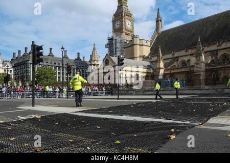 Londres, Royaume-Uni. 2Nd Oct, 2017.Xnet est posé le long de la route entre l'abbaye et le Palais de Westminster. Xnet est un non- système d'arrêt des véhicules mortels qui peuvent être déployés en quelques secondes pour arrêter une attaque terroriste potentielle et est à l'essai par le Met de la police. Le net est rempli de pointes et d'puntures instantanément les pneus de voiture.Le début de l'année juridique est marqué par un service religieux traditionnel et procession de l'abbaye de Westminster. Les juges arrivent de la Royal Courts of Justice pour la messe suivie d'une procession jusqu'à la Chambre du Parlement où le Lord Chancellor accueille un petit déjeuner. Banque D'Images