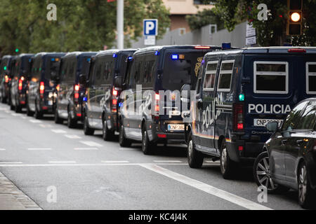 Barcelone, Espagne. 1 octobre, 2017. police nationale espagnole cars. crédit : david ortega baglietto/Alamy live news Banque D'Images