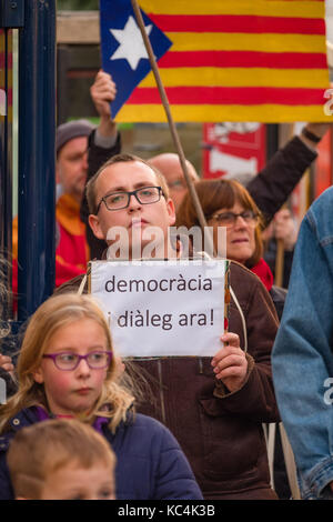 Pays de Galles Aberystwyth uk, lundi 02 octobre 2017 plus d'une centaine de personnes ont participé à vigile et protester à l'appui de la population de la Catalogne, après le référendum pour l'indépendance contestée du dimanche résultat, qui a vu des scènes de violence que les forces de police espagnoles ont tenté d'empêcher le vote en cours Photo © Keith morris / alamy live news Banque D'Images