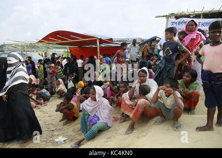 Ukhiya, au Bangladesh. 2Nd oct, 2017 musulmans rohingya., qui a traversé de Myanmar au Bangladesh, attendre dans une file d'attente pour obtenir de l'aide jamtoli camp de réfugiés, le Bangladesh, le 2 octobre 2017. l'Organisation des Nations unies pour l' office humanitaire a déclaré jeudi que le nombre de musulmans rohingya fuyant au Bangladesh depuis août. 25 a dépassé 500 000. Credit : suvra kanti das/zuma/Alamy fil live news Banque D'Images