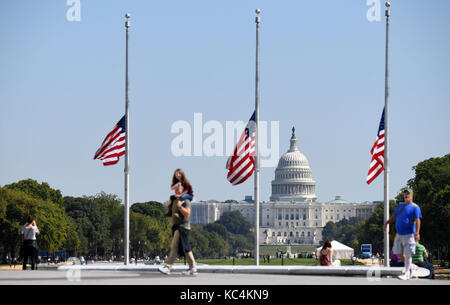 Washington, USA. 2Nd oct, 2017. u.s. national, je vois des drapeaux en berne, près de la colline du Capitole pour pleurer les victimes d'un tir de masse lors d'un concert à las vegas, à Washington, DC, États-Unis, le oct. 2, 2017. au moins 58 personnes ont été tués et environ 515 personnes transportées aux hôpitaux dans une prise de masse lors d'un concert à Las Vegas dans l'État américain du Nevada, a annoncé la police lundi. crédit : yin bogu/Xinhua/Alamy live news Banque D'Images