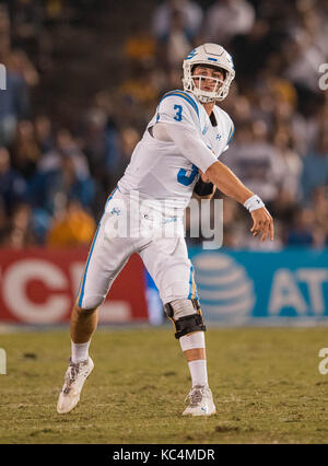 Pasadena, CA. Sep 30, 2017. Le quart-arrière de l'UCLA (3) Josh Rosen tente une passe au cours de la Colorado Buffaloes vs UCLA Bruins le match de football. Josh Rosen était 28-45 pour 372 verges avec 1 TD et 1 INT. Battu UCLA Californie 27-23 Samedi, 30 Septembre, 2017 au Rose Bowl de Pasadena, Californie. (Crédit obligatoire : Juan Lainez/MarinMedia.org/Cal Sport Media) (photographe complet, et de crédit crédit obligatoire) : csm/Alamy Live News Banque D'Images
