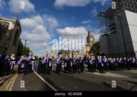 Londres, Royaume-Uni. 09Th oct, 2017. Les juges à la resplendissante dans leurs robes pourpres et noirs et les perruques, alors qu'il traite de l'abbaye de Westminster pour les chambres du parlement. un service dans l'abbaye de Westminster est menée par le doyen de Westminster pour marquer le début de l'année juridique. Les juges, juristes, conseiller de la Reine (Qc), des ministres et des avocats assister au service, avec des juges et qc porte d'apparat. Les juges processus sur le début de l'année juridique à Westminster, Londres, le 2 octobre 2017. crédit : Paul marriott/Alamy live news Banque D'Images