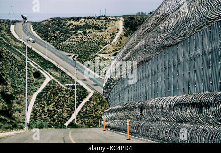 San Ysidro, CA, USA. 8 juin, 2017. vue de la frontière États-Unis-Mexique clôture à ce qui était autrefois appelée ''smugglers gulch'', à l'ouest, à San Ysidro, ca le jeudi 8 juin 2017. crédit : Sandy huffaker/zuma/Alamy fil live news Banque D'Images