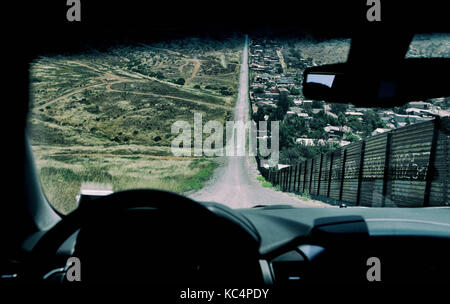 Otay Mesa, CA, USA. 8 juin, 2017. Les États-Unis-Mexique mur frontière en direction est vers la montagne, située à Otay Mesa Otay, ca le jeudi 8 juin 2017. crédit : Sandy huffaker/zuma/Alamy fil live news Banque D'Images