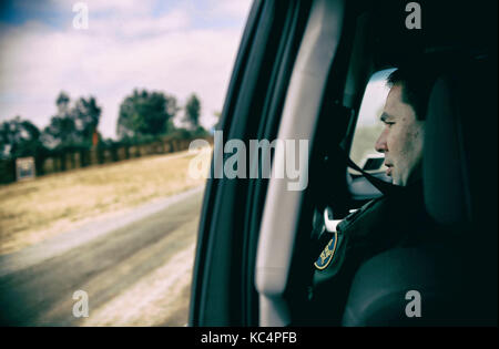 Otay Mesa, CA, USA. 8 juin, 2017. Border Patrol, agent mark endicott le long de la frontière États-Unis-Mexique en mur Otay Mesa, ca le jeudi, Juin 8, 2017. crédit : Sandy huffaker/zuma/Alamy fil live news Banque D'Images