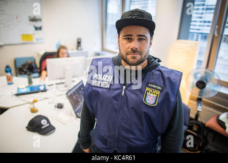 Frankfurt am Main, Allemagne. 11Th sep 2017. andré karsten peut être vu dans son bureau à la station de police de Frankfurt am Main, Allemagne, 11 septembre 2017. Il est actif sur Twitter et Facebook pour informer le grand public et répondre à leurs préoccupations. crédit : Frank rumpenhorst/dpa/Alamy live news Banque D'Images