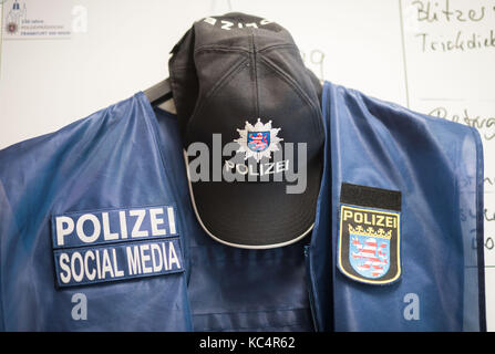 Frankfurt am Main, Allemagne. Sep 11, 2017 André karsten's hat. veste et peut être vu dans son bureau à la station de police de Frankfurt am Main, Allemagne, 11 septembre 2017. Il est actif sur Twitter et Facebook pour informer le grand public et répondre à leurs préoccupations. crédit : Frank rumpenhorst/dpa/Alamy live news Banque D'Images