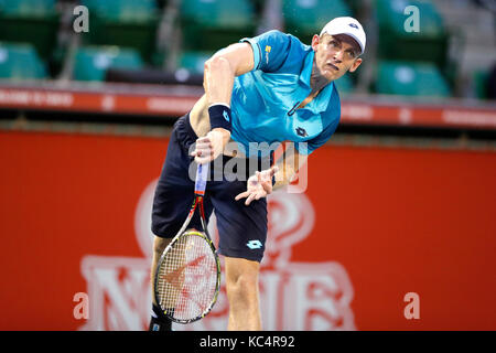 Ariake Coliseum, Tokyo, Japon. 2Nd oct, 2017. Kevin Anderson (RSA), le 2 octobre 2017 - tennis : Kevin Anderson sert contre gilles simon de la France au cours des rakuten japon open tennis Championships 2017 1er tour match à ariake coliseum, Tokyo, Japon. crédit : yusuke/nakansihi aflo sport/Alamy live news Banque D'Images