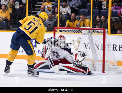 Bridgestone Arena. 28 Sep, 2017. USA Columbus Blue Jackets Sergei Bobrovsky gardien (72) bloque le coup de l'aile gauche des Nashville Predators Austin Watson (51) au cours de la troisième période entre les Blue Jackets de Columbus contre les Predators de Nashville ]chez Bridgestone Arena. Steve Roberts /CSM/Alamy Live News Banque D'Images