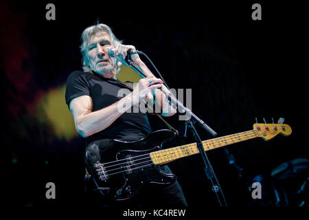 Toronto, Ontario, Canada. 2Nd Oct, 2017. Legendary Pink Floyd co-fondateur ROGER WATERS fonctionne à l'Air Canada Centre, à Toronto. Crédit : Igor/Vidyashev ZUMA Wire/Alamy Live News Banque D'Images