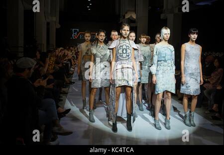 Toronto, Canada. 2Nd oct, 2017. modèles présente des créations de fesvedy au cours de la collection printemps/été 2018 Toronto women's fashion week à Toronto, Canada, oct. 2, 2017. a débuté le lundi, l'événement de trois jours est prévu pour mettre en valeur des collections de plus de 30 designers. crédit : zou zheng/Xinhua/Alamy live news Banque D'Images