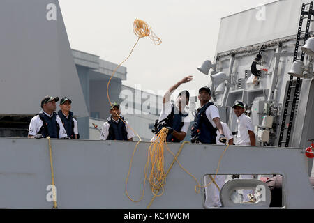 Manille, Philippines. 06Th oct, 2017. Une station d'corde est lancée par un membre de la marine indienne à partir de l'ins kadmatt (p29) au quai 15 à Manille, Philippines, le 3 octobre 2017. navires indiens ins satpura (F48) et de l'ins kadmatt (p29) sont sur une visite de quatre jours aux Philippines afin d'améliorer et de renforcer la relation mutuelle entre les deux nations. crédit : riley milano/Alamy live news Banque D'Images