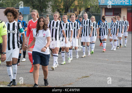 Groupe de l'équipe de la Juventus, le 30 septembre 2017 - football : les joueurs de la Juventus (l-r) sara gama, Laura Giuliani, Cecilia salvai, tuija hyyrynen, aurora galli, sanni franssi, benedetta glionna, arianna Caruso, Lisa boattin, Barbara bonansea et martina rosucci entrez le terrain avant la serie a italienne des femmes entre match atalanta mozzanica cfd 0-3 la Juventus au Stadio Comunale, mozzanica en Italie. (Photo de Maurizio borsari/aflo) Banque D'Images