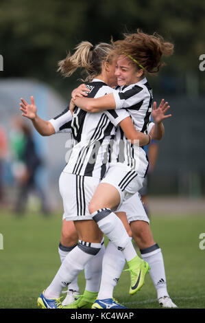 (L-r) Martina rosucci, benedetta glionna (juventus), le 30 septembre 2017 - football / soccer : martina rosucci et benedetta glionna juventus de célébrer le premier but au cours de la Serie A italienne des femmes entre match atalanta mozzanica cfd 0-3 la Juventus au Stadio Comunale, mozzanica en Italie. (Photo de Maurizio borsari/aflo) Banque D'Images