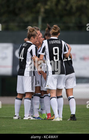 Groupe de l'équipe de la Juventus, le 30 septembre 2017 - football / soccer : benedetta glionna de juventus célèbre avec ses coéquipiers après avoir marqué leur deuxième but au cours de la Serie A italienne des femmes entre match atalanta mozzanica cfd 0-3 la Juventus au Stadio Comunale, mozzanica en Italie. (Photo de Maurizio borsari/aflo) Banque D'Images