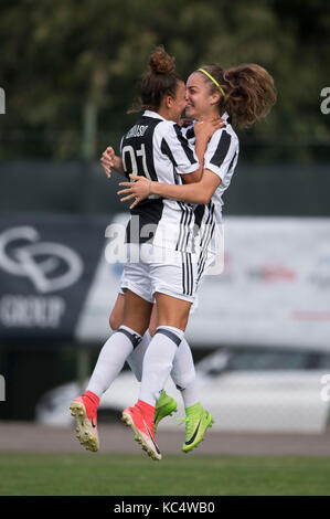 (L-r) arianna Caruso, benedetta glionna (juventus), le 30 septembre 2017 - football / soccer : benedetta glionna de juventus célèbre avec sa coéquipière arianna caruso après avoir marqué leur deuxième but au cours de la Serie A italienne des femmes entre match atalanta mozzanica cfd 0-3 la Juventus au Stadio Comunale, mozzanica en Italie. (Photo de Maurizio borsari/aflo) Banque D'Images