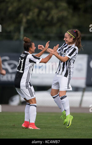 (L-r) arianna Caruso, benedetta glionna (juventus), le 30 septembre 2017 - football / soccer : benedetta glionna de juventus célèbre avec sa coéquipière arianna caruso après avoir marqué leur deuxième but au cours de la Serie A italienne des femmes entre match atalanta mozzanica cfd 0-3 la Juventus au Stadio Comunale, mozzanica en Italie. (Photo de Maurizio borsari/aflo) Banque D'Images