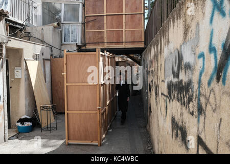 Jérusalem, Israël. 3ème oct 2017. De nombreux tabernacles en bois, soucca ou Souccot en hébreu, la ligne batei varsha ruelle dans le quartier de Mea Shearim, symbolisant les abris utilisés par les anciens hébreux dans le désert après qu'ils ont été libérés de l'esclavage en Egypte. Les préparatifs sont en cours pour Souccot, la fête juive des tabernacles. crédit : alon nir/Alamy live news Banque D'Images