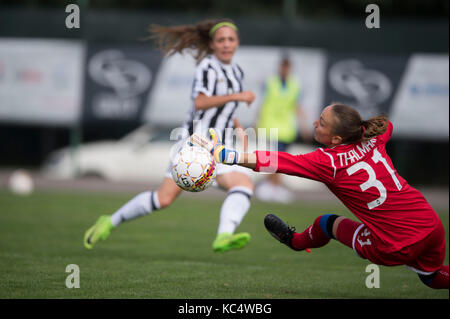 Benedetta glionna (juventus), gaelle thalmann (mozzanica), 30 septembre 2017 - football / soccer : benedetta glionna de scores de l'équipe de la Juventus de son deuxième but de l'ancien gardien de l'Atalanta mozzanica gaelle thalmann au cours de la Serie A italienne des femmes entre match atalanta mozzanica cfd 0-3 la Juventus au Stadio Comunale, mozzanica en Italie. (Photo de Maurizio borsari/aflo) Banque D'Images