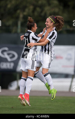 (L-r) arianna Caruso, benedetta glionna (juventus), le 30 septembre 2017 - football / soccer : benedetta glionna de juventus célèbre avec sa coéquipière arianna caruso après avoir marqué leur deuxième but au cours de la Serie A italienne des femmes entre match atalanta mozzanica cfd 0-3 la Juventus au Stadio Comunale, mozzanica en Italie. (Photo de Maurizio borsari/aflo) Banque D'Images