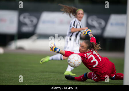 Benedetta glionna (juventus), gaelle thalmann (mozzanica), 30 septembre 2017 - football / soccer : benedetta glionna de scores de l'équipe de la Juventus de son deuxième but de l'ancien gardien de l'Atalanta mozzanica gaelle thalmann au cours de la Serie A italienne des femmes entre match atalanta mozzanica cfd 0-3 la Juventus au Stadio Comunale, mozzanica en Italie. (Photo de Maurizio borsari/aflo) Banque D'Images