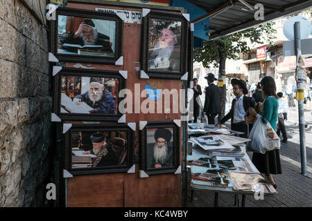 Jérusalem, Israël. 3ème oct 2017 shoppers. acheter des portraits de personnages importants dans la communauté juive ultra-orthodoxe à un décrochage en plein air dans le quartier de Mea Shearim. Les préparatifs sont en cours pour Souccot, la fête juive des tabernacles. crédit : alon nir/Alamy live news Banque D'Images