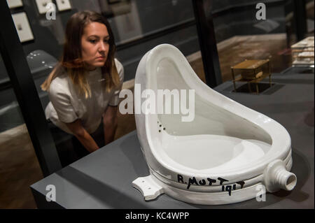 Londres, Royaume-Uni. 06Th Oct, 2017. Fontaine de Marcel Duchamp, 1917/1964 - Dalí/Duchamp à l'Académie Royale des Arts du Canada c'est la première exposition à présenter l'art de ces artistes célèbres dans le dialogue. Marcel Duchamp (1887-1968) et Salvador Dalí (1904-1989) sont généralement considérés comme contraires à presque tous les égards, mais ils ont partagé les attitudes à l'égard de l'art et la vie qui se manifestent dans leurs oeuvres sur de nombreux niveaux. Dalí / Duchamp tourne à l'Académie Royale des Arts du 7 octobre 2017 - 3 janvier 2018. Crédit : Guy Bell/Alamy Live News Banque D'Images