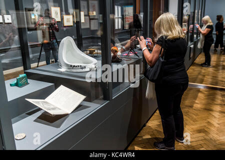 Londres, Royaume-Uni. 06Th Oct, 2017. Fontaine de Marcel Duchamp, 1917/1964 et Salvador Dalí's Lobster Téléphone, 1938 - Dalí/Duchamp à l'Académie Royale des Arts du Canada c'est la première exposition à présenter l'art de ces artistes célèbres dans le dialogue. Marcel Duchamp (1887-1968) et Salvador Dalí (1904-1989) sont généralement considérés comme contraires à presque tous les égards, mais ils ont partagé les attitudes à l'égard de l'art et la vie qui se manifestent dans leurs oeuvres sur de nombreux niveaux. Dalí / Duchamp tourne à l'Académie Royale des Arts du 7 octobre 2017 - 3 janvier 2018. Crédit : Guy Bell/Alamy Live News Banque D'Images