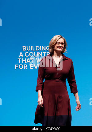 Manchester, UK. 3ème oct 2017. de l'intérieur britannique se dirige vers l'ambre rudd podium pour donner naissance à son discours lors de la conférence annuelle 2017 du parti conservateur à Manchester, au Royaume-Uni, le oct. 3, 2017. crédit : han yan/Xinhua/Alamy live news Banque D'Images