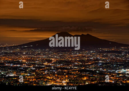 Le Vésuve en silhouette par la lueur de l'agglomération de Naples en Campanie, Province du Sud de l'Italie. Banque D'Images