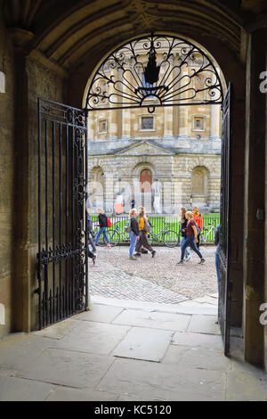 Radcliffe Camera vu depuis une arche de la Bodleian Library, Oxford Banque D'Images