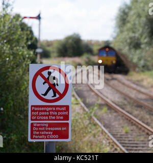 Un sable db cargo train à helsby railway station hsb tiré par une locomotive diesel de la classe 66 Banque D'Images