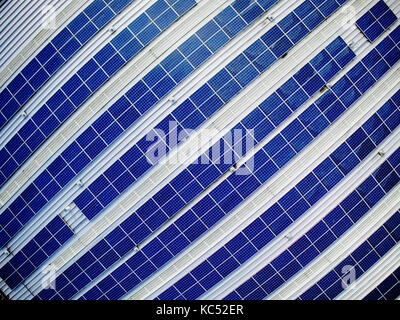 Vue aérienne de panneaux solaires sur un toit à Devizes, UK Banque D'Images