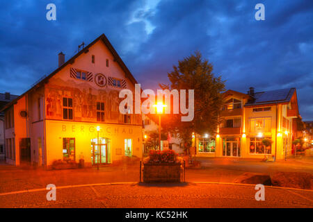 Ancien hôtel de ville, spectacle de montagne et musée, marché au crépuscule , Oberstdorf, Oberallgäu, Allgäu, Swabia, Bavière, Allemagne, Europe i altes Rathaus, Bergs Banque D'Images