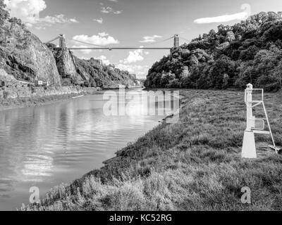 Photo de bas niveau noir et blanc du pont suspendu Clifton et d'une marque latérale tribord, Bristol, Royaume-Uni Banque D'Images