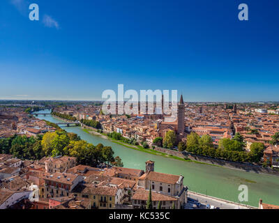 Vue sur la ville de Vérone avec l'église de Santa Anastasia et Torre dei Lamberti, Vénétie, Italie, Europe Banque D'Images