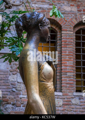 Statue de Juliette, la Casa di Giulietta ou la maison de Juliette, province de Vérone, Vénétie, Italie, Europe Banque D'Images