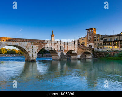 Pont romain Ponte pietra sur l'adige, Vérone, Vénétie, Italie, Europe Banque D'Images